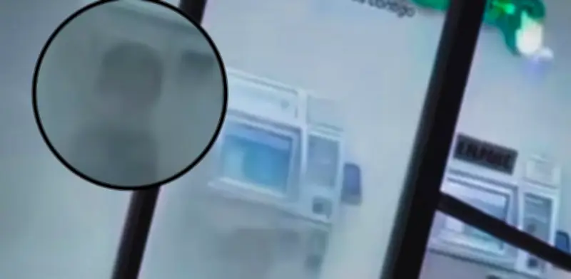 Video de supuesto niño fantasma en cajero de CFE causa pánico en redes