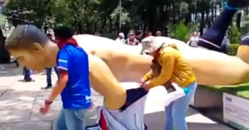 VIDEOS: CNTE vandaliza figuras gigantes del Mundial 2026 en Paseo de la Reforma