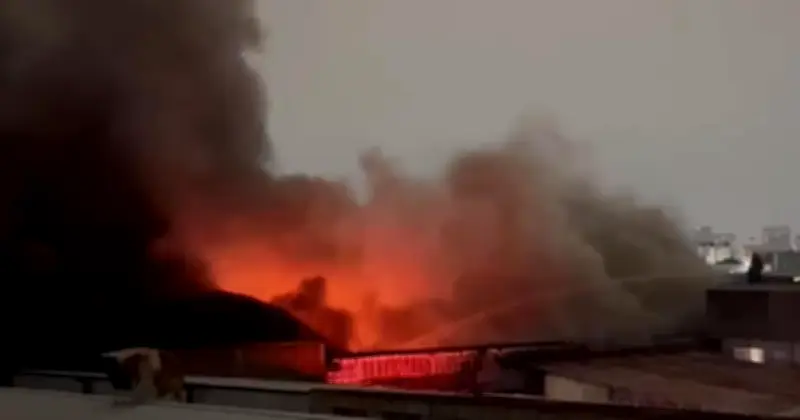 VIDEOS: Fuerte incendio cerca del Mercado de Jamaica moviliza a emergencias en CDMX