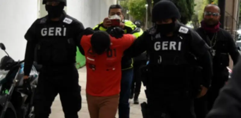 Vinculan a proceso a adolescente por extorsión con arma del Ejército en Iztapalapa