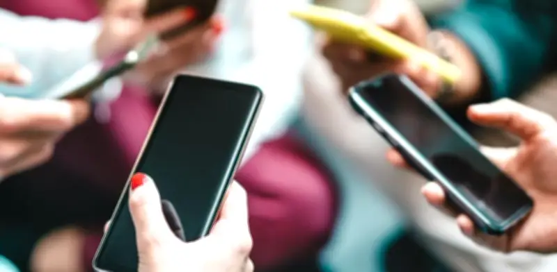 Vinculan uso de celulares con drástica caída de nacimientos a nivel global