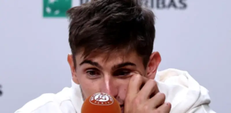 Virus obliga a Arnaldi a retirarse; Cobolli avanza a final de Roland Garros