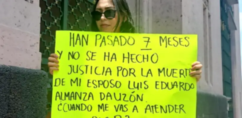 Viuda protesta en Veracruz por muerte de motociclista en obra sin señalización