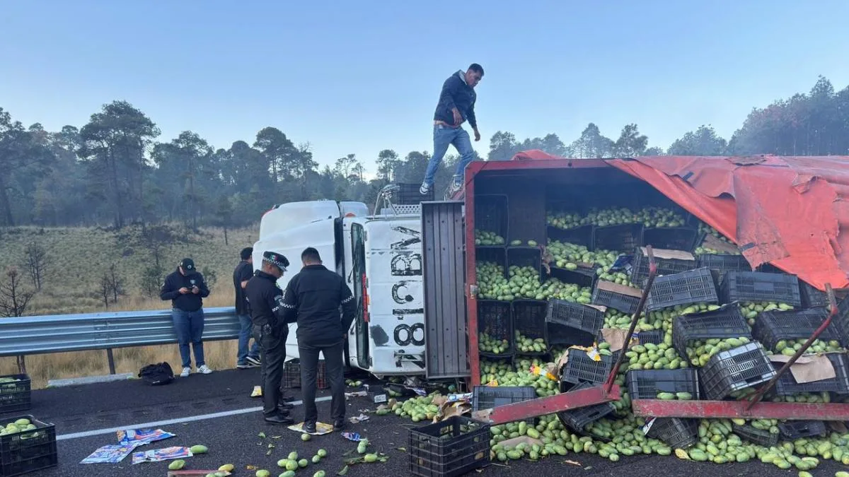 Volcadura de camión 'ahorca' la México-Cuernavaca rumbo a CDMX