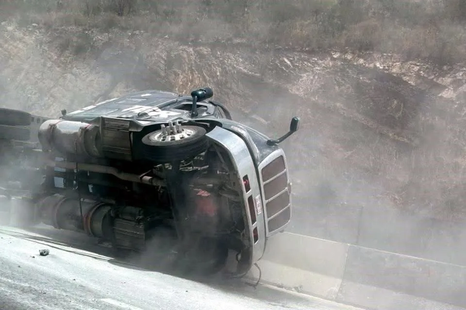 Volcadura de tráiler colapsa la Carretera 57