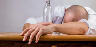 Adicciones aumentan en mayores de 40 años con ansiedad e ideas suicidas