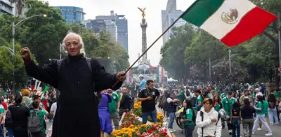 Aficionados mexicanos abarrotan el Ángel de la Independencia antes del México vs Corea del Sur