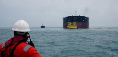 Evacuan a 11 mil marinos varados en Ormuz; Irán insiste en control del estrecho