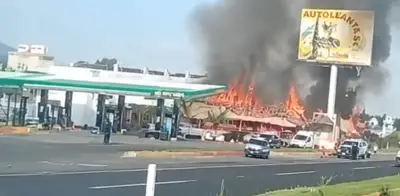 Explosión de pipa de gas LP en Edomex deja dos muertos y una herida