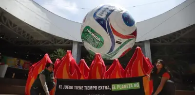 Greenpeace alerta en AICM: "El juego tiene tiempo extra, el planeta no"