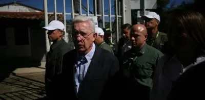 Hermano de Álvaro Uribe se entrega para cumplir condena de 28 años por paramilitarismo