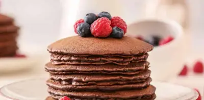 Hot cakes de chocolate esponjosos: receta casera con cacao intenso