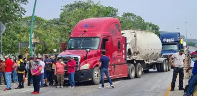 Maestros de la CNTE bloquean accesos a Tuxtla Gutiérrez; padres respaldan