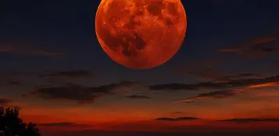 ¿Por qué la Luna se vuelve roja o naranja? La ciencia explica el misterio