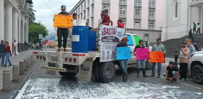Productores de leche bloquean Xalapa y regalan miles de litros en protesta