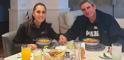 Sheinbaum celebra su cumpleaños 64 con pozole rojo y su esposo