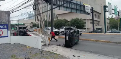 Tesla choca y vuelca en Nuevo León; conductor confiaba en piloto automático