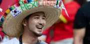 A 45 grados y con cerveza: aficionado coreano disfruta el ambiente en Monterrey