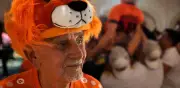 Abuelo neerlandés de 85 años se vuelve viral en Monterrey durante el Mundial 2026