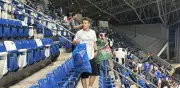 Aficionados japoneses limpian estadio tras golear a Túnez en Monterrey