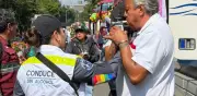 Aplican alcoholímetro a conductores de carros alegóricos en Marcha del Orgullo CDMX