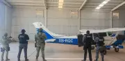 Aseguran avioneta con cocaína, armas y vehículos en BC