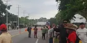 Bloquean carretera en Oaxaca por apagón de cinco días