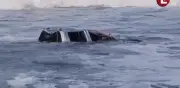 Camioneta es arrastrada por el mar en Colima; conductor ignoró alertas