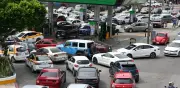 CNTE toma gasolineras en Tuxtla Gutiérrez y regala combustible