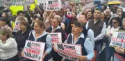 Comerciantes de la Calle de las Novias protestan por pérdidas por plantón de la CNTE