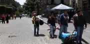 Comerciantes del Centro celebran retiro del campamento de la CNTE