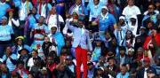 Del ébola al Mundial: 'La Estatua Humana' llega a México para alentar a Congo