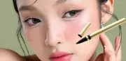 Delineador de ojos: tonos que rejuvenecen tu mirada al instante