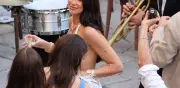 Dua Lipa deslumbra con vestido de plumas en su boda en Sicilia