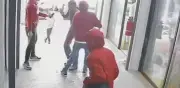 Dueño de joyería persigue a asaltantes y provoca su captura tras choque en Aguascalientes