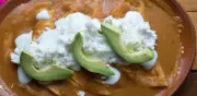 Enfrijoladas con chipotle y jamón: desayuno fácil y delicioso