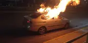 Hallan cuerpo calcinado en auto incendiado en Periférico Ecológico de Puebla