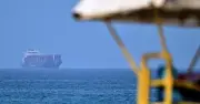 Irán advierte a buques en estrecho de Ormuz y bombardea Kuwait y Baréin