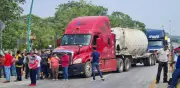 Maestros de la CNTE bloquean accesos a Tuxtla Gutiérrez; padres respaldan