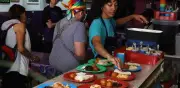 Manos Amigues apoya a comunidad LGBT+ con comedor comunitario en CDMX