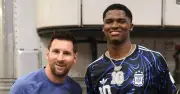 Messi recibe camiseta autografiada de Marcel Reed tras partido en Texas