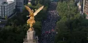 Miles de aficionados celebran en el Ángel de la Independencia el pase de México