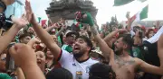 Miles festejan en el Ángel victoria de México ante Sudáfrica