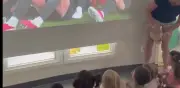 Niños noruegos imitan celebración vikinga viral en escuela