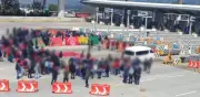 Normalistas bloquean autopista México-Cuernavaca por tercer día