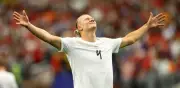 Padre de Haaland llora tras gol que clasifica a Noruega a octavos del Mundial 2026