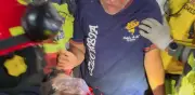 Padre se reencuentra con su hijo tras 122 horas bajo escombros en Venezuela