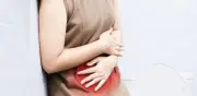 ¿Por qué duele la boca del estómago? Causas ocultas y señales de alerta