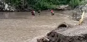 Por tercera vez, lluvias colapsan puente provisional en Huehuetla, Hidalgo