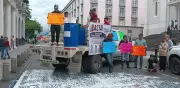 Productores de leche bloquean Xalapa y regalan miles de litros en protesta
